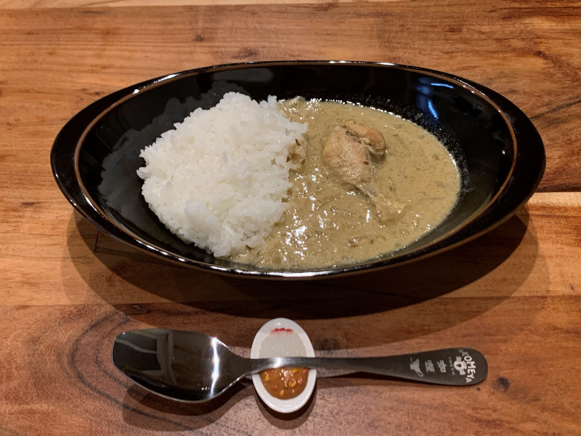 矯正中でも染まらないホワイトカレー